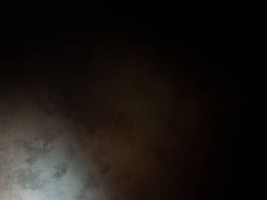 Dolunay bulutların arasından görülür.