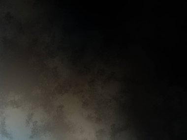 Kara gökyüzünde bir bulutla uçan bir uçak.