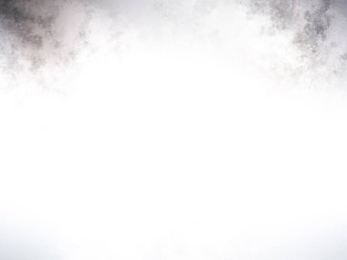 Karla kaplı yamaçta kar kayağı yapan bir adam.