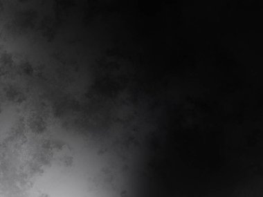 Takım elbiseli ve kravatlı bir adam duvarın önünde duruyor.