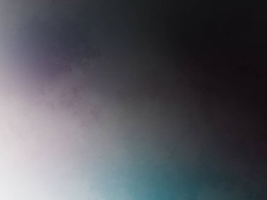 Sörf tahtasında suda bir insan.