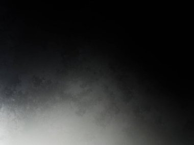 Rampada kaykay süren bir adam.