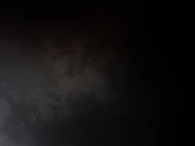 Karanlıkta snowboard yapan biri.