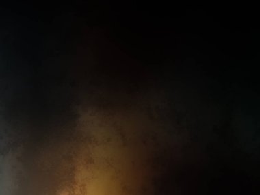 Gökyüzü arkaplanı olan bir alanın ortasında yangın.