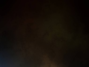 Karanlıkta kaykaylı bir adam.