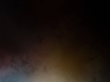 Karlı bir yüzeyde snowboard süren bir insan.