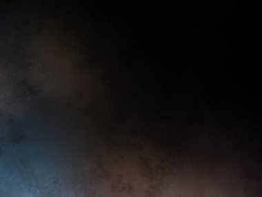 Takım elbiseli ve kravatlı bir adam duvarın önünde duruyor.