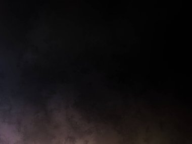 Karanlıkta bir binaya yıldırım düştü.