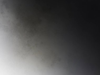 Sörf tahtasında suda bir insan.