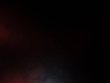 Karanlıkta kırmızı ve mavi bir ışık