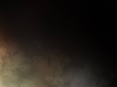 Karanlık bir yüzeyde kaykay süren bir adam.