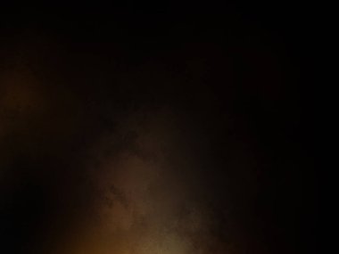 Karanlık bir yüzeyde kaykay süren bir insan.