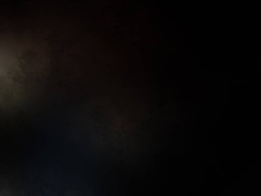 Elinde mikrofon tutan takım elbiseli ve kravatlı bir adam.