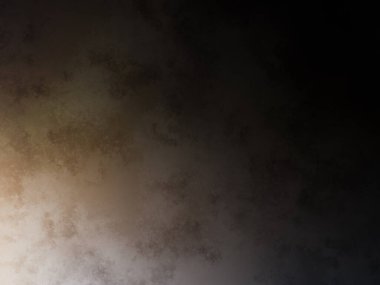 Takım elbiseli ve kravatlı bir adam tenis raketi tutuyor.