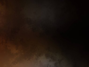 Karanlık bir yüzeyde kaykay süren bir adam.