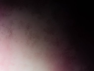 Bir adam kortta tenis raketi tutuyor.