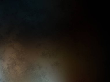 Takım elbiseli ve kravatlı bir adam duvarın önünde duruyor.