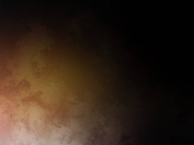 Bir adam kortta tenis raketi tutuyor.