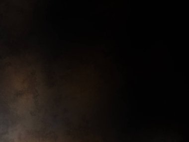 Karanlık gökyüzünde bir ateş yanıyor.