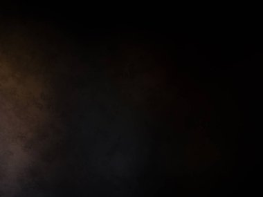 Takım elbiseli ve kravatlı bir adam duvarın önünde duruyor.