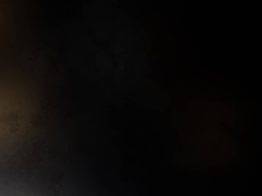 Elinde mikrofon tutan takım elbiseli ve kravatlı bir adam.