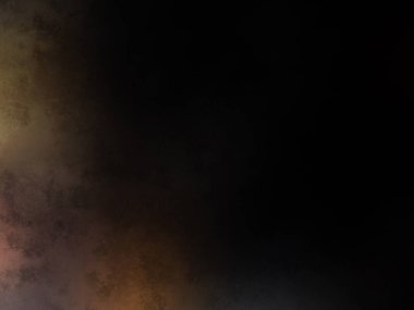 Takım elbiseli ve kravatlı bir adam duvarın önünde duruyor.