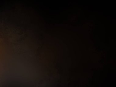 Takım elbiseli ve kravatlı bir adam ateşin önünde duruyor.