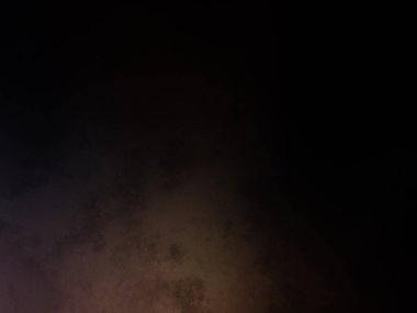 Takım elbiseli ve kravatlı bir adam ateşin önünde duruyor.