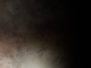 Takım elbiseli ve kravatlı bir adam tenis raketi tutuyor.