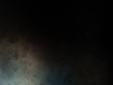 Takım elbiseli ve kravatlı bir adam karanlık bir arka planın önünde duruyor.