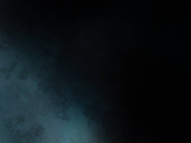 Takım elbiseli ve kravatlı bir adam karanlık bir arka planın önünde duruyor.