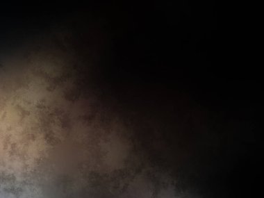 Takım elbiseli ve kravatlı bir adam duvarın önünde duruyor.