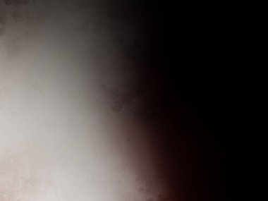 Takım elbiseli ve kravatlı bir adam tenis raketi tutuyor.