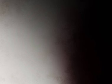 Takım elbiseli ve kravatlı bir adam duvarın önünde duruyor.