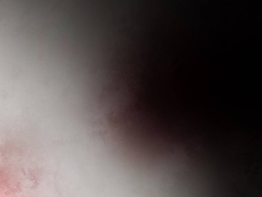 Karanlık bir odada kırmızı beyaz bir yangın musluğu.