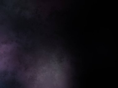 Elinde mikrofon tutan takım elbiseli ve kravatlı bir adam.