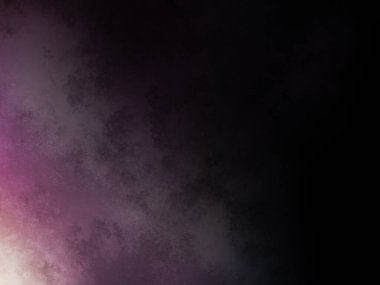 Bir adam kortta tenis raketi tutuyor.