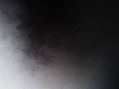 Sörf tahtasında suda bir insan.