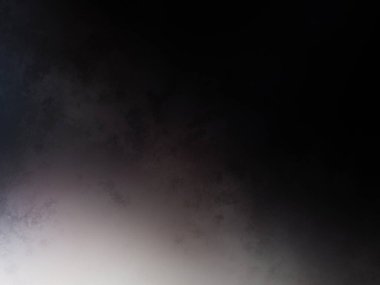 Kar yüzeyinde snowboard süren bir adam.