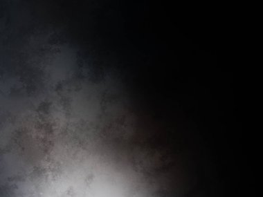 Takım elbiseli ve kravatlı bir adam duvarın önünde duruyor.