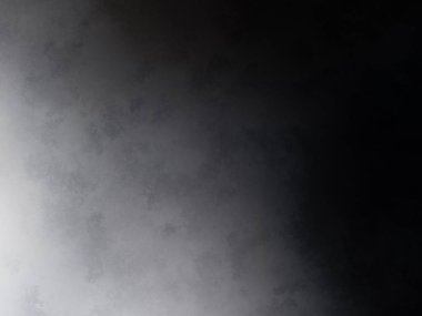 Elinde mikrofon tutan takım elbiseli ve kravatlı bir adam.