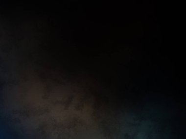 Takım elbiseli ve kravatlı bir adam duvarın önünde duruyor.