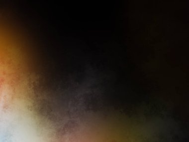 Karanlık gökyüzünde parlayan gökkuşağı renkli bir ışık.