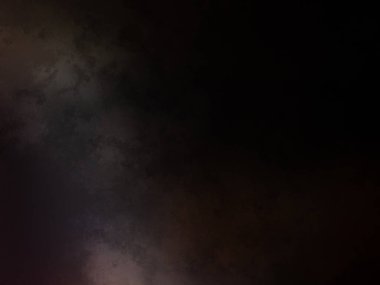 Takım elbiseli ve kravatlı bir adam mikrofonun önünde duruyor.