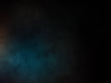 Elinde mikrofon tutan takım elbiseli ve kravatlı bir adam.