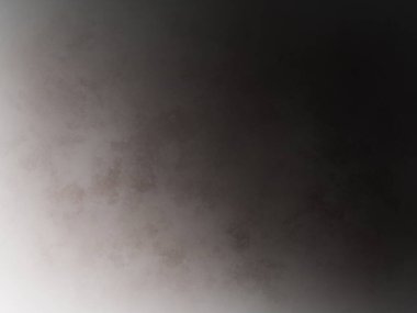 Dizüstü bilgisayarla yatakta oturan biri.