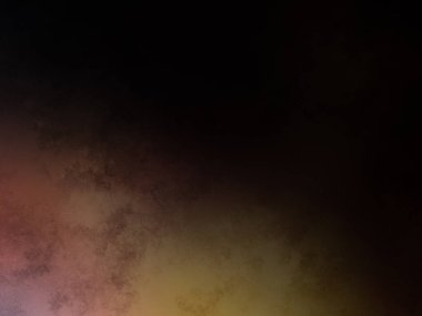 Bir adam elinde tenis raketi tutuyor.