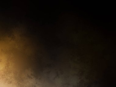 Karanlık bir yüzeyde kaykay süren bir adam.