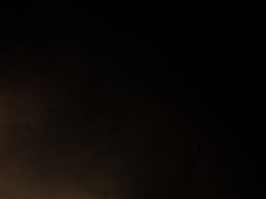 Rampada kaykay süren bir adam.