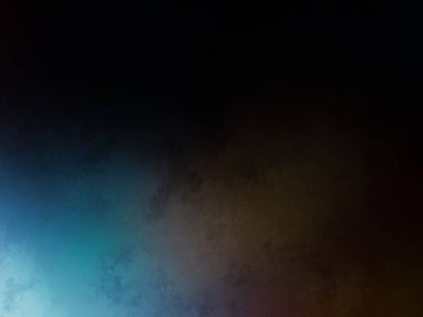 Rampada kaykay süren biri.